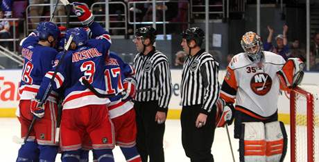 Michal Rozsíval (.3) se raduje se spoluhrái z NY Rangers z gólu v derby s NY Islanders.