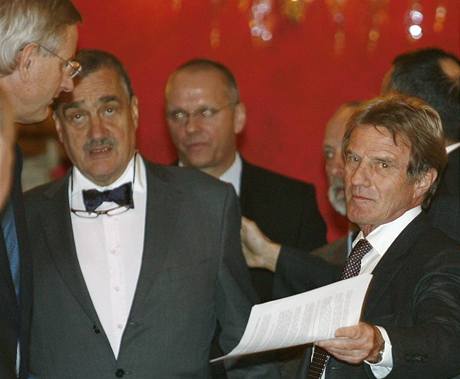 Francouzský ministr zahranií Bernard Kouchner (vpravo) se svým protjkem Karlem Schwarzenbergem picházejí na jednání v Paíi (30. prosince 2008)