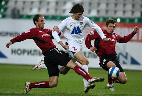 Roman Hubník (vlevo) jet v dresu FK Moskva.