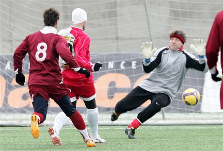 ZNOVU VE SLÁVISTICKÉM. Ludk Zelenka (v bílé epici) debutoval v silvestrovském derby.