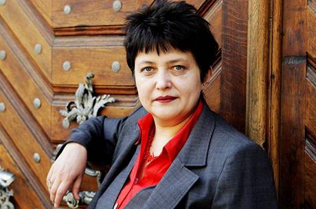 Mezi nejvíce ohroené leny vlády patí ministryn pro lidská práva Damila Stehlíková. Ilustraní foto.