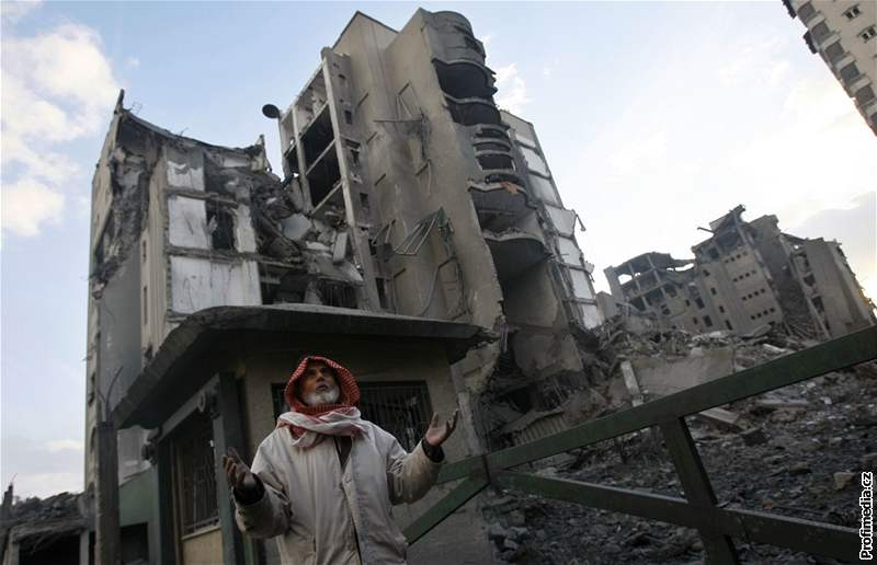Zniená budova vládního komplexu, na který v noci na úterý zaútoily izraelské stíhaky. (30. prosinec 2008)