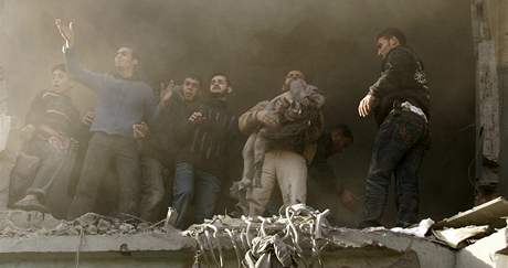 est dní trvající nálety izraelských stíhaek v pásmu Gazy si vyádaly u tyi stovky mrtvých a na 1 700 zranných. (1. ledna 2009)