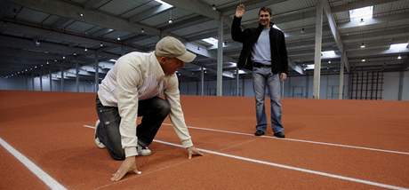 Jan elezný (vpravo) a pekáká Petr Svoboda ertují na novém atletickém oválu.