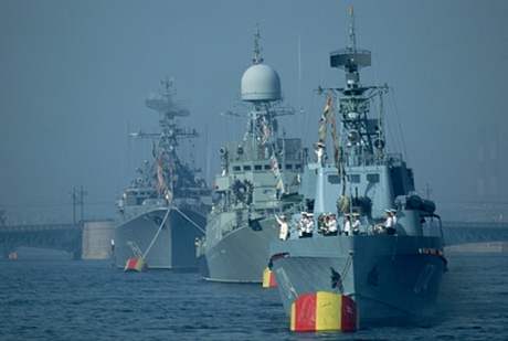 Ruské vojenské lod blízko pístavu v Petrohrad