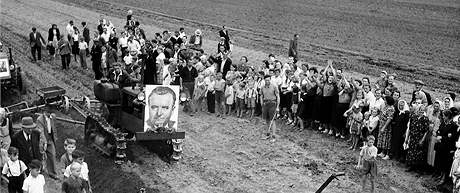 Rozorávání mezí. V roce 1950 se v Obíství na Mlnicku slavilo. ást zemdlc dávala své pozemky JZD dobrovoln.
