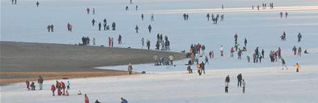 Zamrzlá hladina Brnnské pehrady kadoron láká mnoho lidí. Ilustraní foto