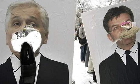 Plakáty bosenského premiéra Nikoly pirie (vlevo) a Miroslava Lajáka.