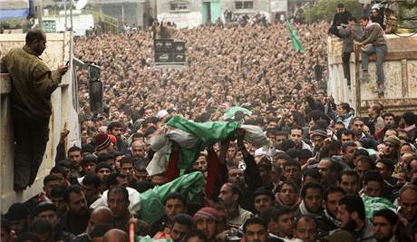 Palestinci nesou tla jednoho z len veden Hamasu Nzra Rijna a jeho rodiny, kte byli zabiti pi tvrtench izraelskch nletech. (2. leden 2008)