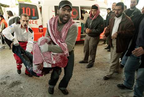 Rann Palestinec je odnen do nemocnice (4. leden 2009)