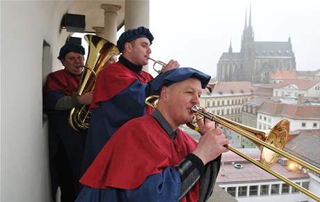 V jedenáct hodin na Nový rok 2009 zaznly z ochozu Staré radnice fanfáry.