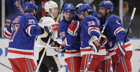 Paul Mara, Petr Prcha, Chris Drury a Michal Rozsíval (zleva) se radují z gólu Rangers v utkání s Pittsburghem.