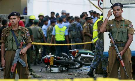 Srílantí policisté hlídkují na míst, kde krátce po projevu prezidenta útoil sebevraedný atentátník.
