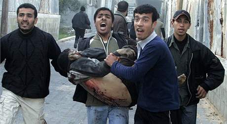 Palestinci odnej zrannho ze koly OSN v psmu Gazy.