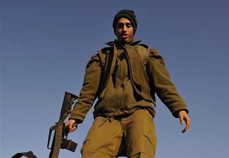 Izraelský voják na hranicích s pásmem Gazy.