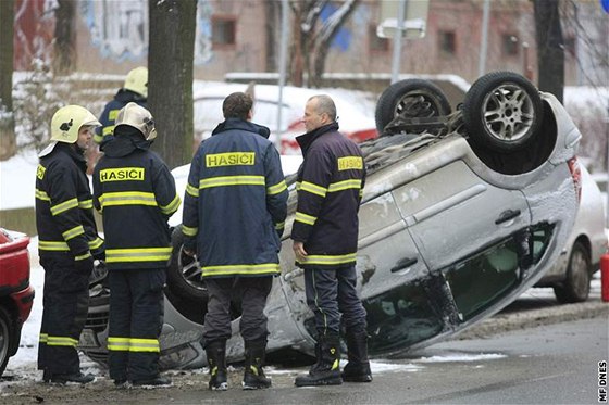 Opilý idi obrátil  v Krhov své auto na stechu a zranil se. Ilustraní foto