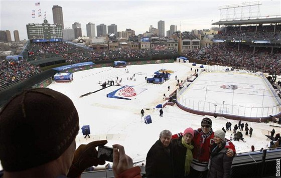 Na NHL pod irým nebem (na snímku v Detroitu) chodí víc ne 60 tisíc divák, v Pardubicích by lo o nco skromnjí akci.