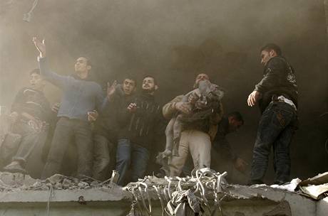 est dní trvající nálety izraelských stíhaek v pásmu Gazy si vyádaly u tyi stovky mrtvých a na 1 700 zranných. (1. ledna 2009)