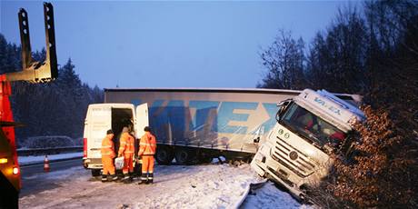 Nehoda kamionu na 32. kilometru D1 ve smru na Prahu. (5. ledna 2009)