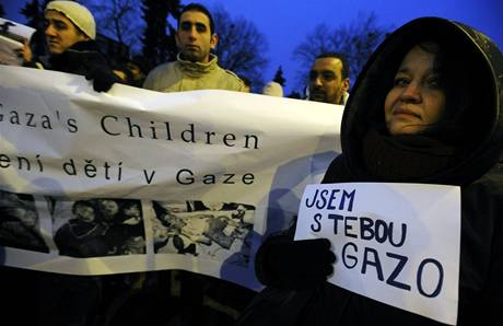 Demonstrace proti izraelskm tokm na psmo Gazy se uskutenila ped izraelskou ambasdou v Praze. (2.1.2009)