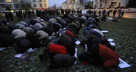Demonstrace proti izraelskm tokm na psmo Gazy se uskutenila ped izraelskou ambasdou v Praze. (2.1.2009)