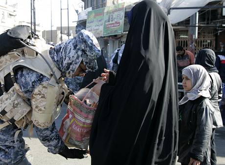 Policie prohledává po útoku sebevraedné atentátnice zavazadla poutník ped íitskou svatyní na severozápad irácké metropole Bagdádu. (4.1.2009)
