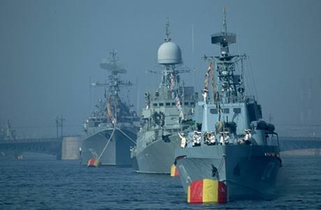 Ruské vojenské lod blízko pístavu v Petrohrad