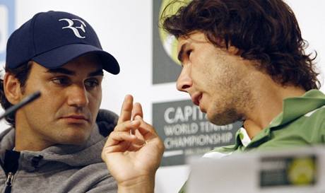 Svtová jednika Rafael Nadal (vpravo) i dvojka Roger Federer zahájili sezonu 2009 exibicí v Abú Zabí