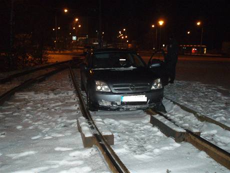 Opel, jeho idi najel do kolejit na ton tramvají v Plzni.