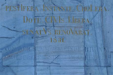 Nepozlacený nmecký nápis na morovém sloupu na námstí Svobody v Brn