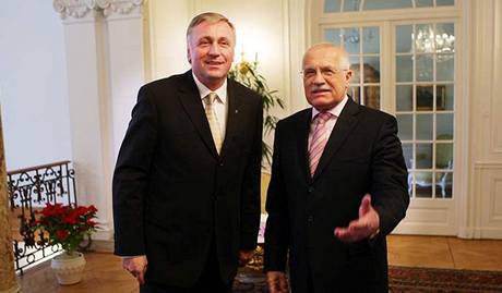 V lednu 2008 na obd v Lánech si Václav Klaus a Mirek Topolánek jet notovali.