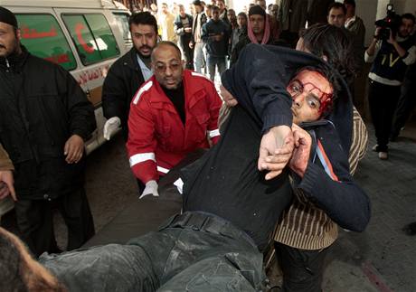 Ranný Palestinec je odnáen do nemocnice (4. leden 2009)