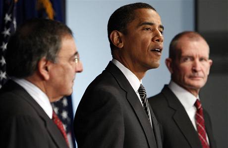 Leon Panetta, Barack Obama a Dennis Blair (9. leden 2009)