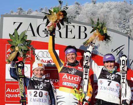 Stupn vítz po slalomu v Záhebu: zleva Nicole Giusová, Maria Rieschová, árka Záhrobská