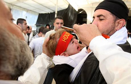 Mu v Libanonu poklepv bhem oslav svtku ara, kter slav it, hlavu dtte bitvou. (7. ledna 2008)