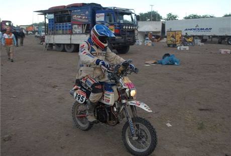 NA MALÉM STROJI. Dakar 2009 Ivo Katan po závad svého pitbiku nedokonil.