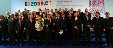 Hromadn foto vech eurokomisa a eskch ministr. (7. ledna 2009)