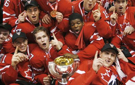 Mladí hokejisté Kanady se radují z pátého titulu mistr svta v ad.