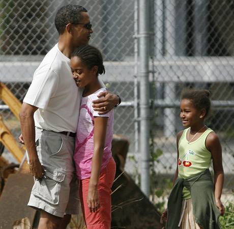 Barack Obama objm ped zoologickou zahradou v Honolulu svoji dceru Maliu.
