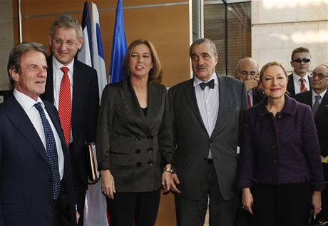 Delegace EU v ele s Karlem Schwarzenbergem po jednání s izraelskou ministryní zahranií Cipi Livniovou (uprosted). (5. ledna 2009)