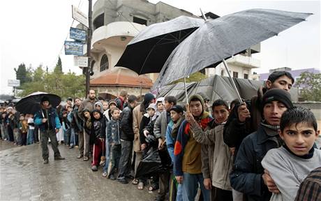 Palestinci ekaj v Gaze v dlouhch frontch a pijede chlb.