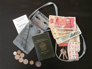 Obsah znovunalezené tatiky: neplatný pas, neplatné peníze a staré legitimace
