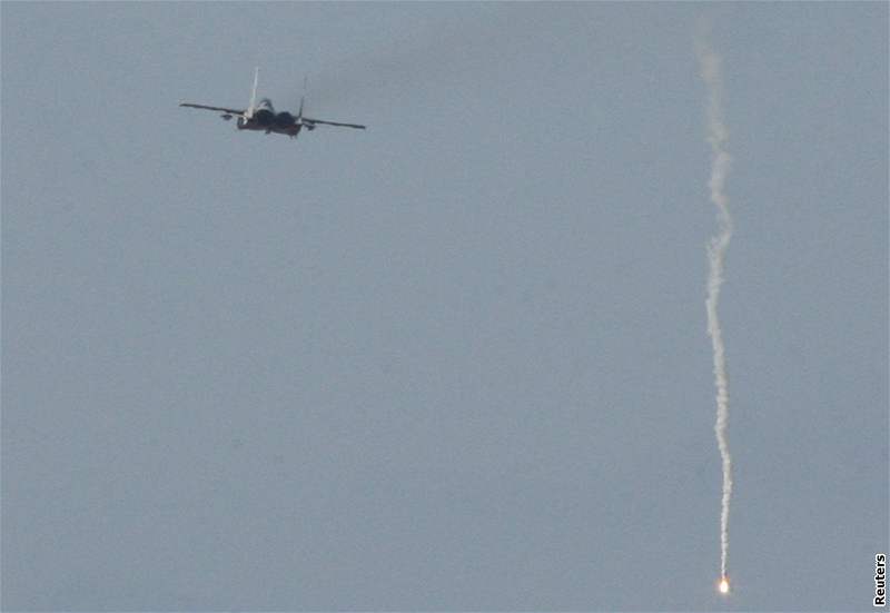 Stíhaky F-16 neustále pelétávají nad pásmem Gazy a shazují bomby. (1. ledna 2009)