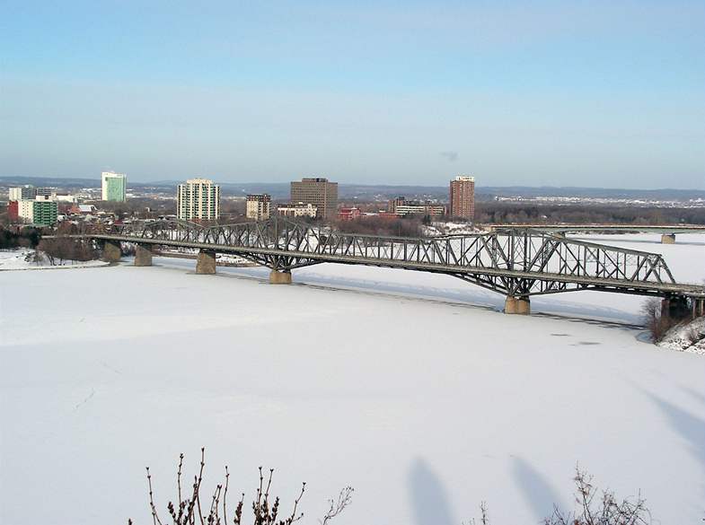 Alexandra Bridge pes Ottawa River