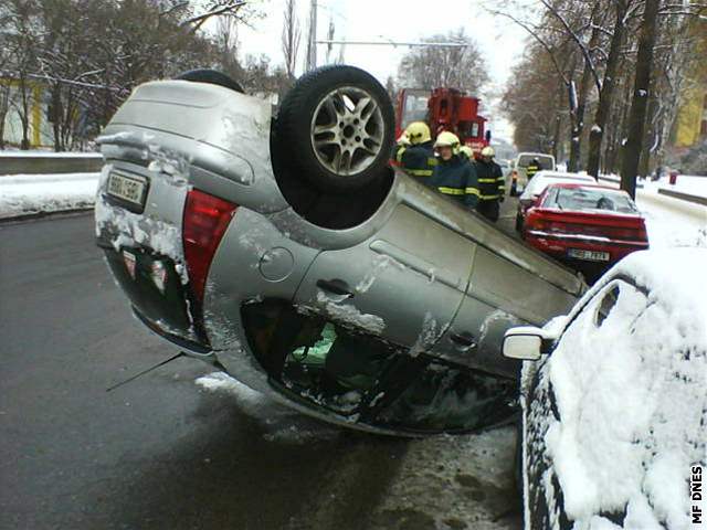 Na Chodské ulici v Brn skonilo auto na stee