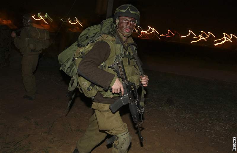 Izraeltí vojáci pochodují k severní hranici pásma Gazy.