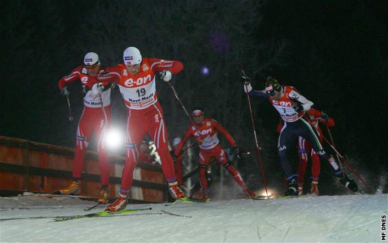 Petter Northug (v popedí) z Norska vévodil v novomstském sprintu