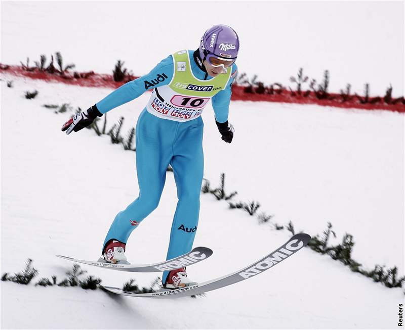 Rakouský skokan na lyích slaví své vítzství v innsbruckém závod Turné ty mstk