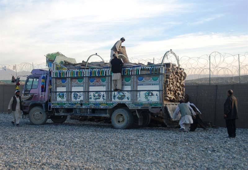 etí vojáci darovali Afgháncm palivové devo