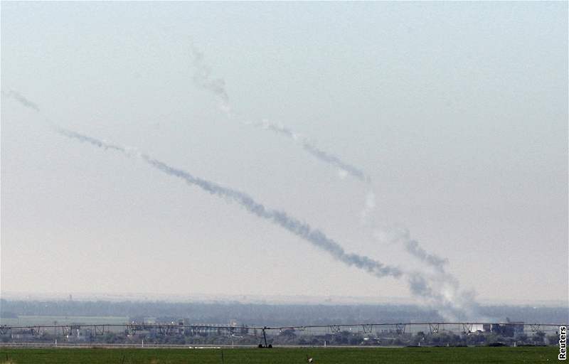 Palestinci odnáejí zranného mladíka ze koly spravované OSN v pásmu Gazy.